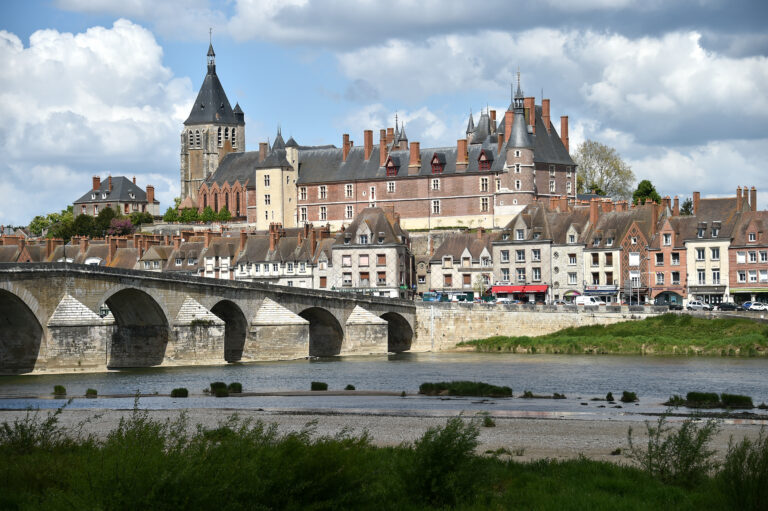 Hôtellerie de plein air – Le bois du Bardelet – près de Gien Châteaux de la Loire