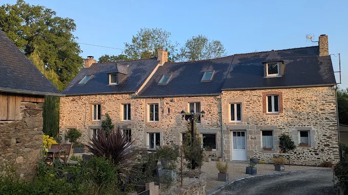 Chambres et table d&rsquo;hôtes – L&rsquo;eau qui dort – proche Dinan, Dinard, Le Mont Saint Michel, le Cap Fréhel.